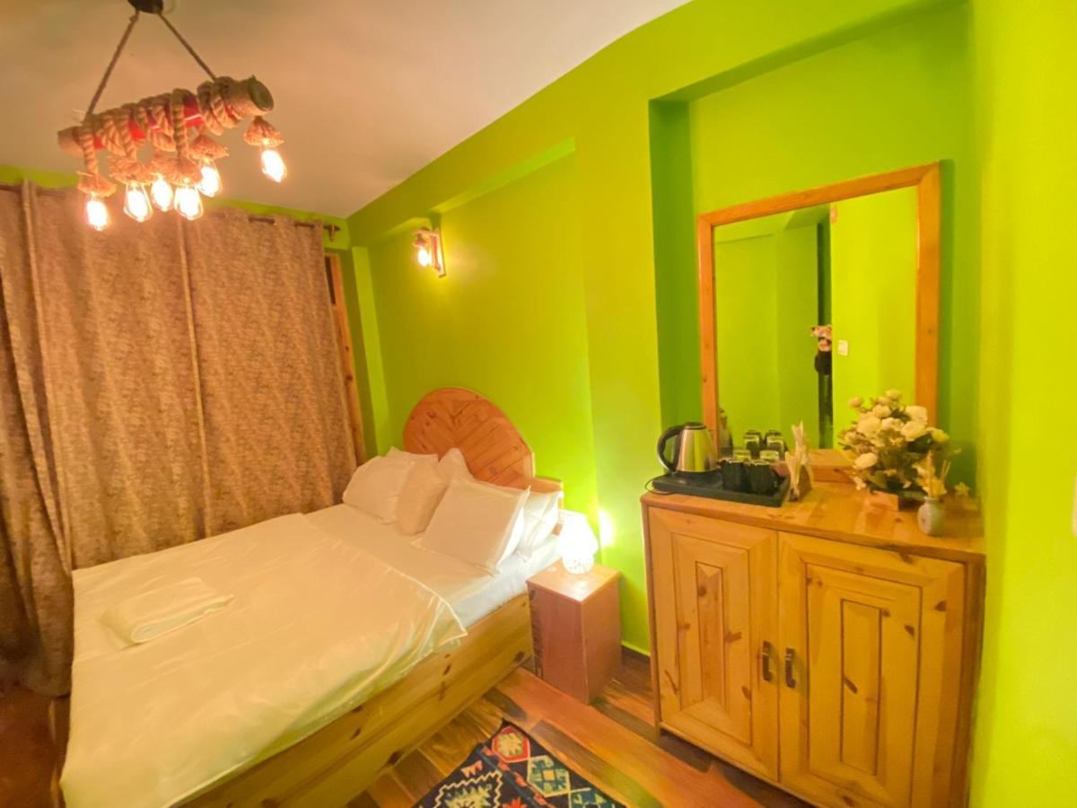 Attic Monkey Cafe & Rooms Manāli Buitenkant foto