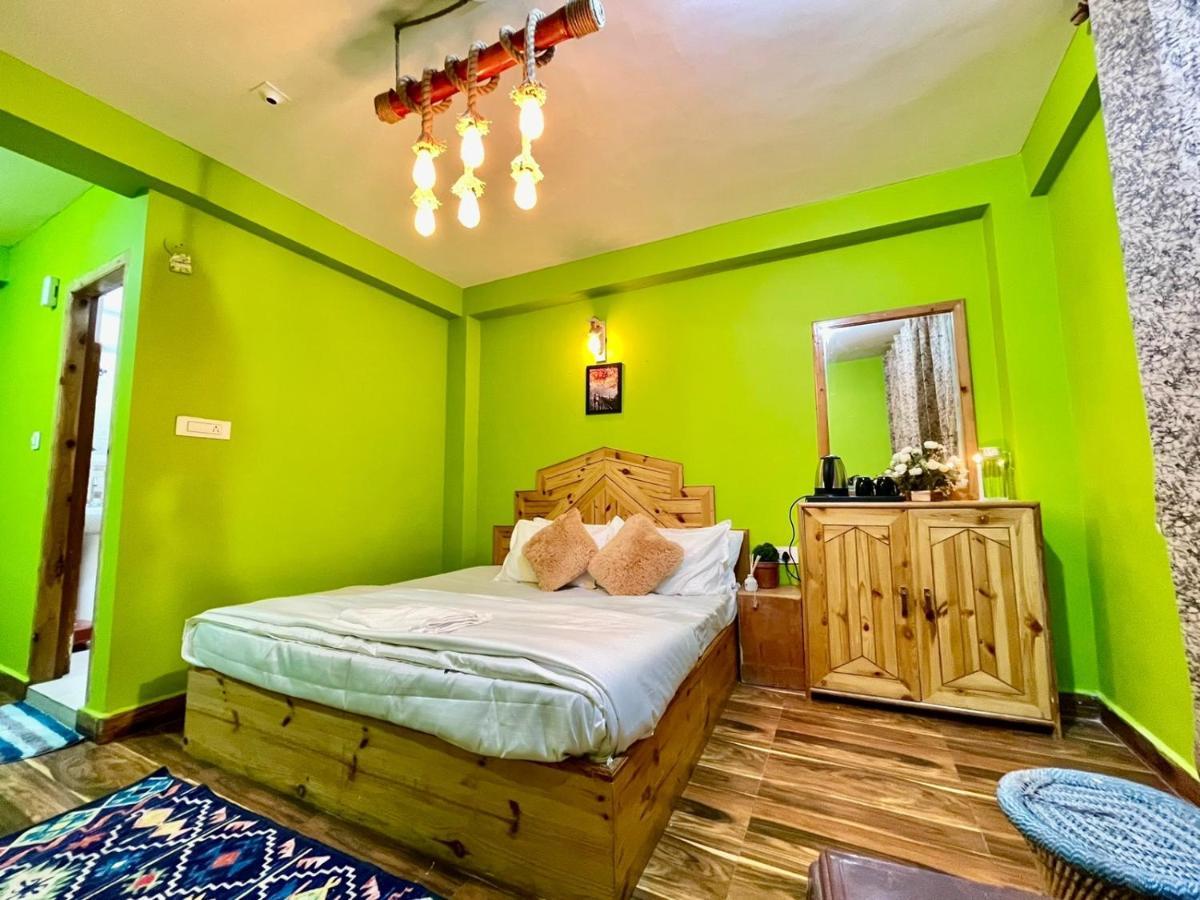 Attic Monkey Cafe & Rooms Manāli Buitenkant foto