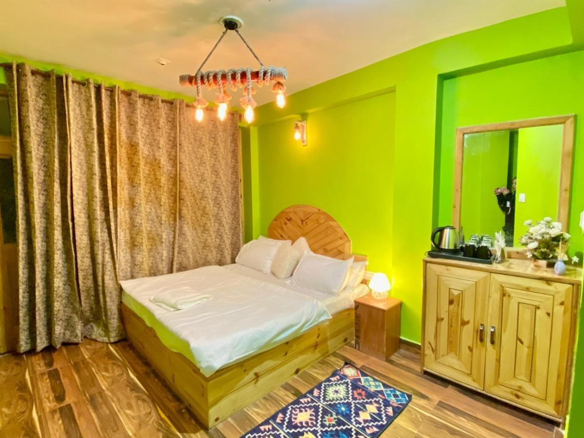Attic Monkey Cafe & Rooms Manāli Buitenkant foto