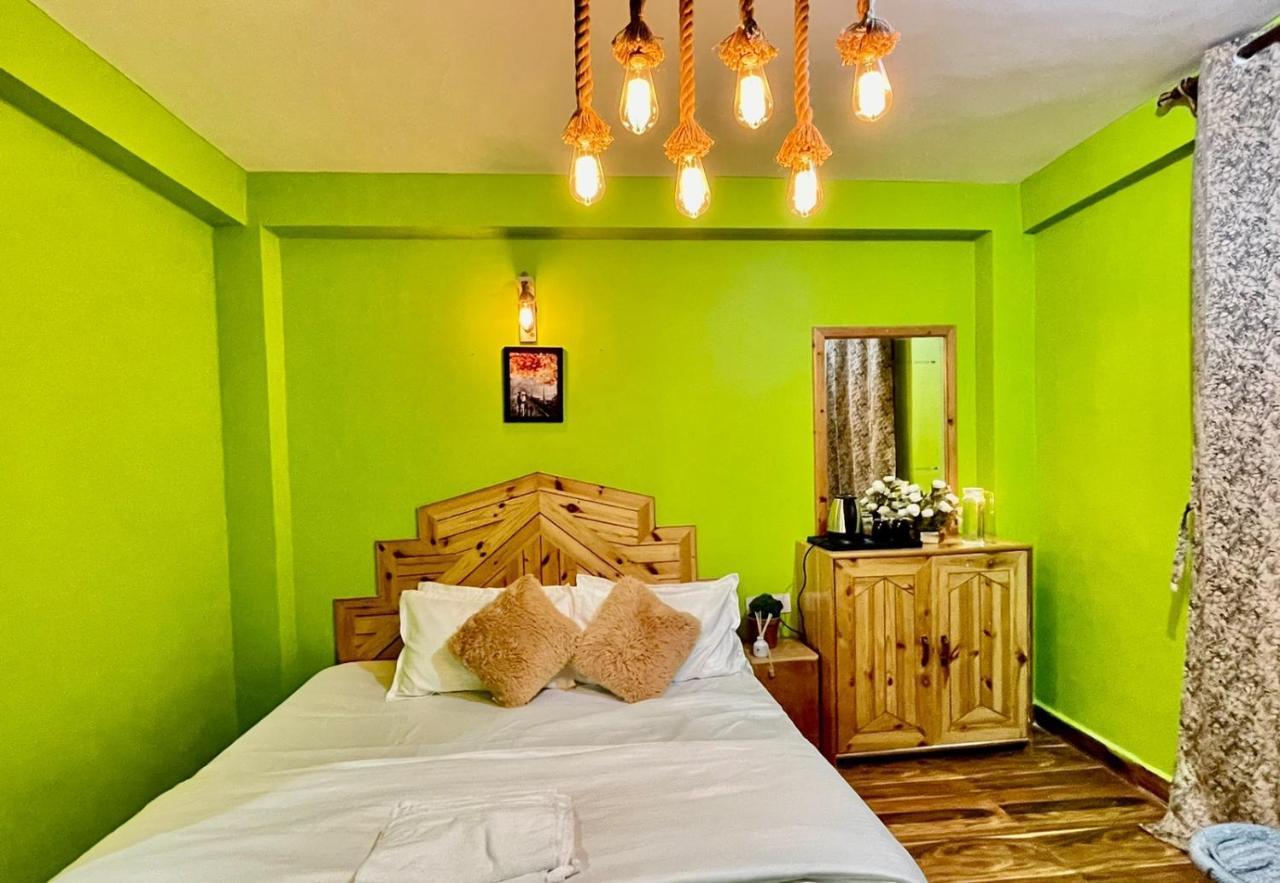 Attic Monkey Cafe & Rooms Manāli Buitenkant foto