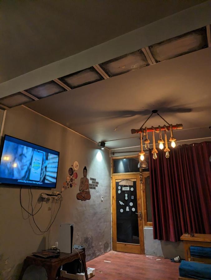 Attic Monkey Cafe & Rooms Manāli Buitenkant foto