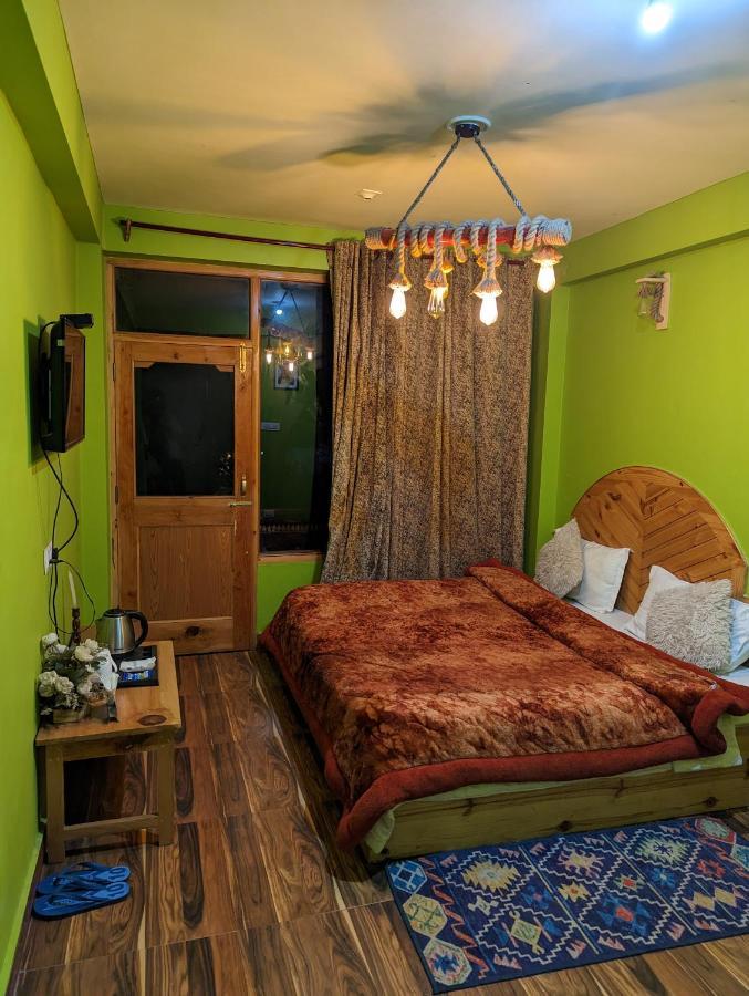 Attic Monkey Cafe & Rooms Manāli Buitenkant foto