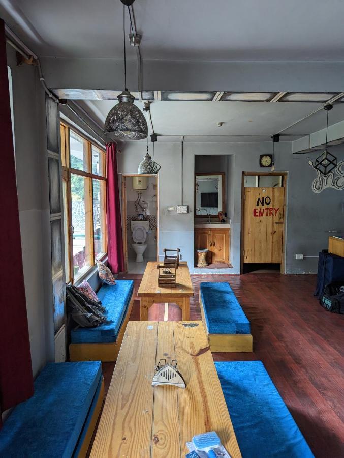 Attic Monkey Cafe & Rooms Manāli Buitenkant foto