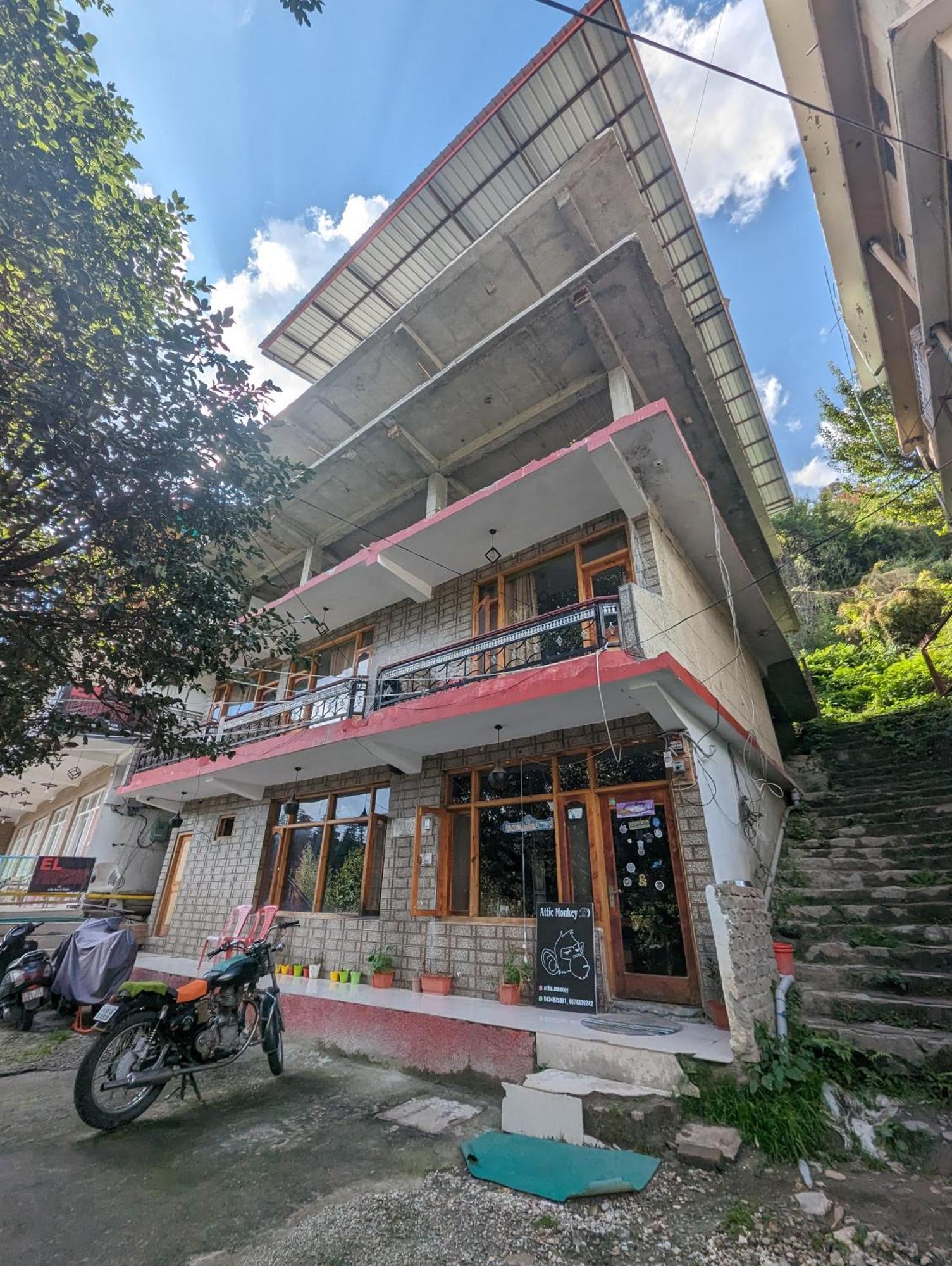 Attic Monkey Cafe & Rooms Manāli Buitenkant foto