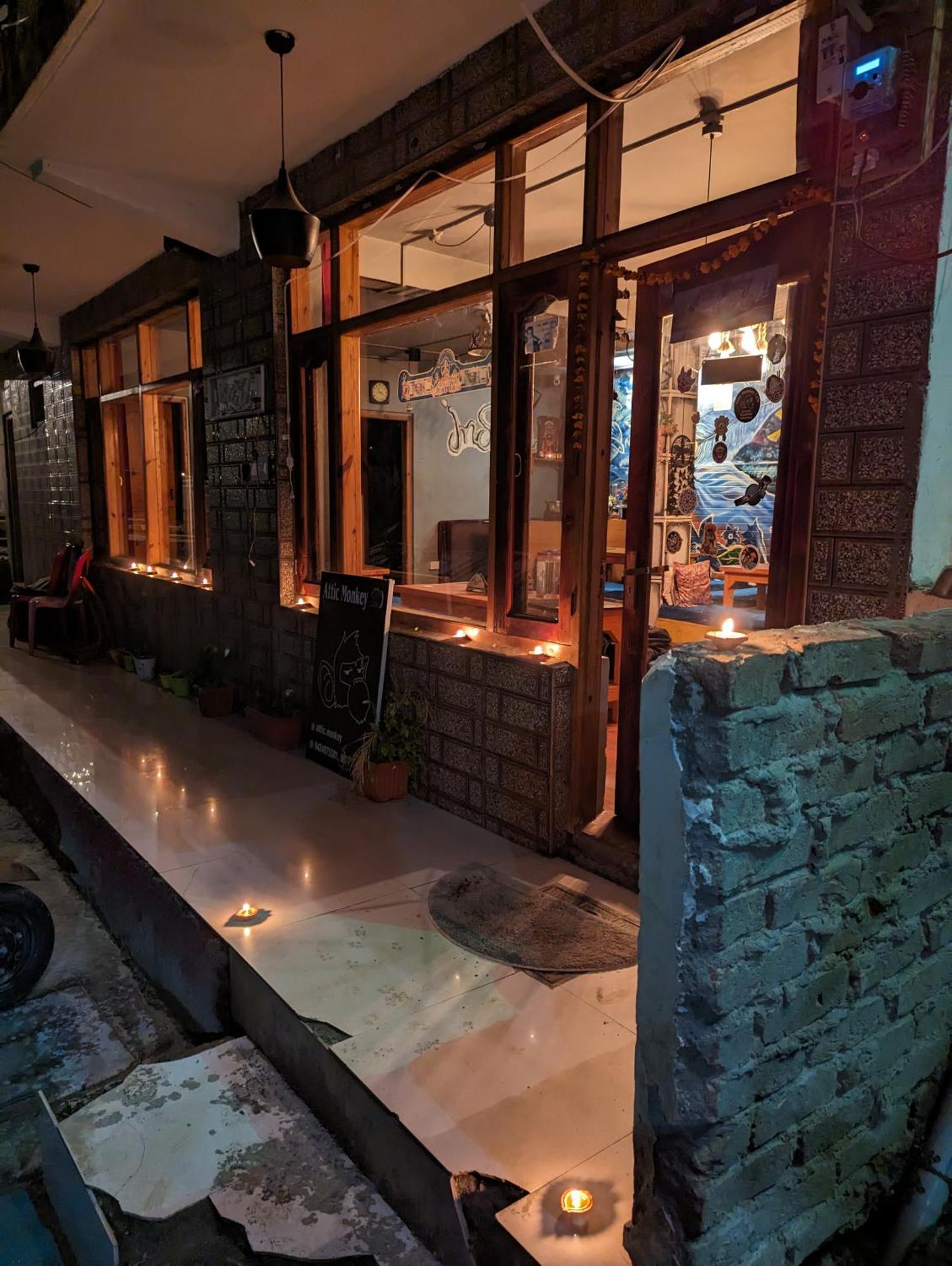 Attic Monkey Cafe & Rooms Manāli Buitenkant foto